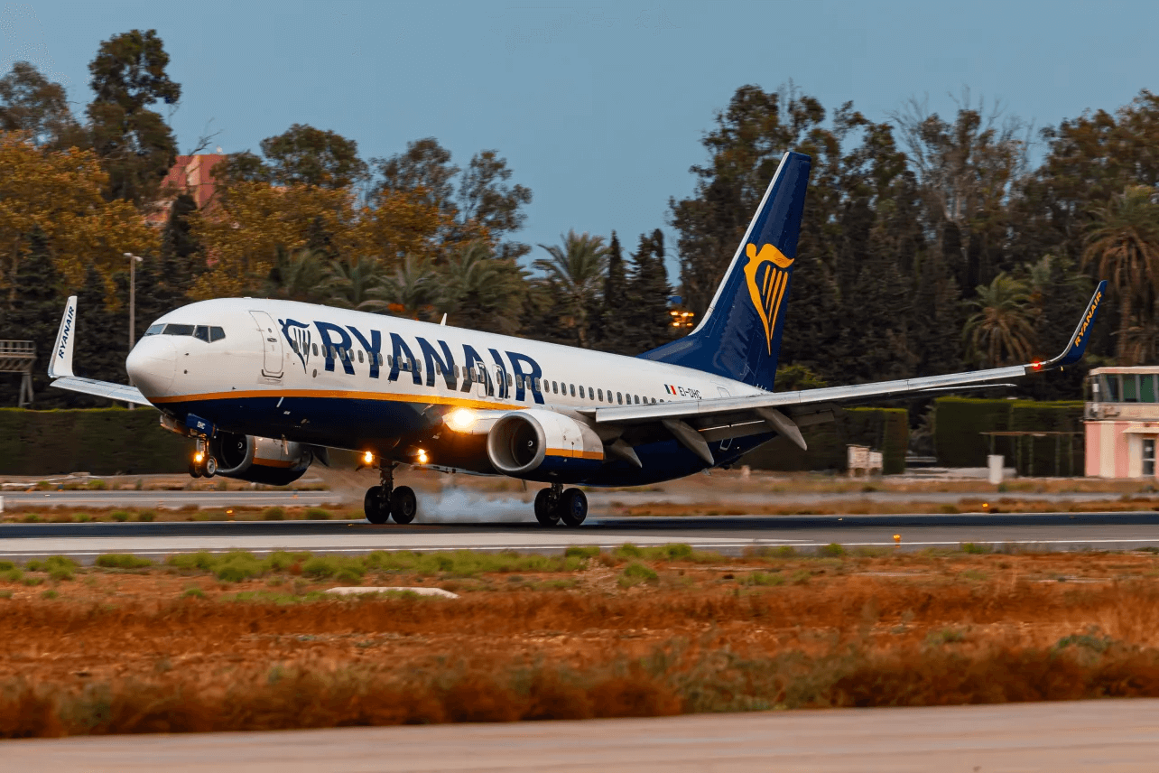 Ryanair plane landing
